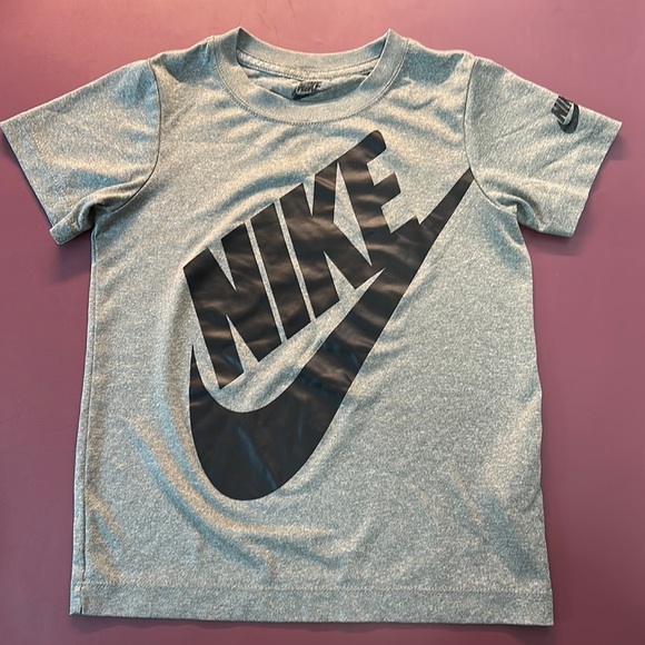 Gear Up Your Little Athlete with the Nike Boys' Sportswear Graphic T-Shirt! 🏃‍♂ - Picture 3 of 7
